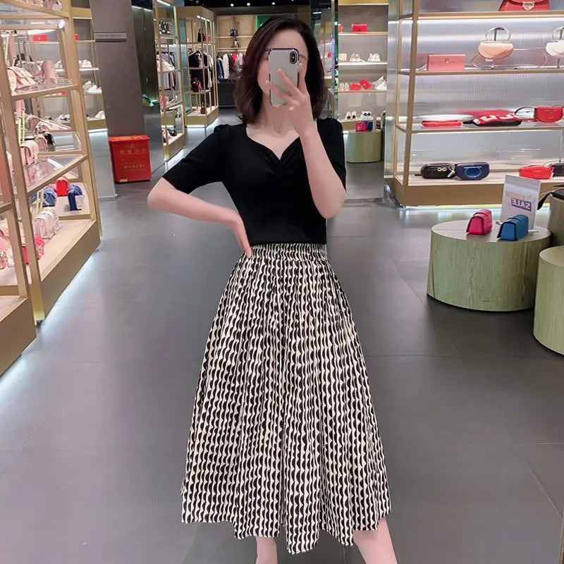 ARWEN & AJH GROUP مجموعة اروين 2024 Women Spring Summer Vintage Set Female Short Sleeve Tops & Print Mesh Pleated Skirt 2 Piece Set Lady Casual Loose Suit E893