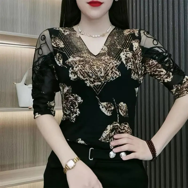 2024 Spring Summer Vintage Printed Pullovers Sexy Lace Gauze Spliced Female Clothing Elegant V-Neck Chic Diamonds Casual T-shirt