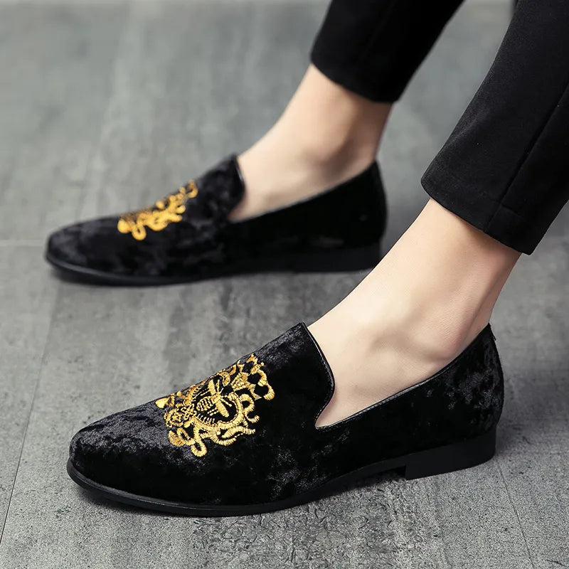 Wedding Dress Shoes Casual Men Loafers New Big Size Lazy Peas shoes Embroidery Moccasins Shoes Suede Leather shoes