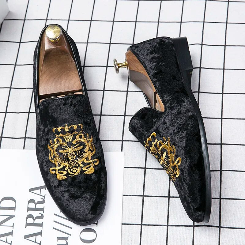 Wedding Dress Shoes Casual Men Loafers New Big Size Lazy Peas shoes Embroidery Moccasins Shoes Suede Leather shoes